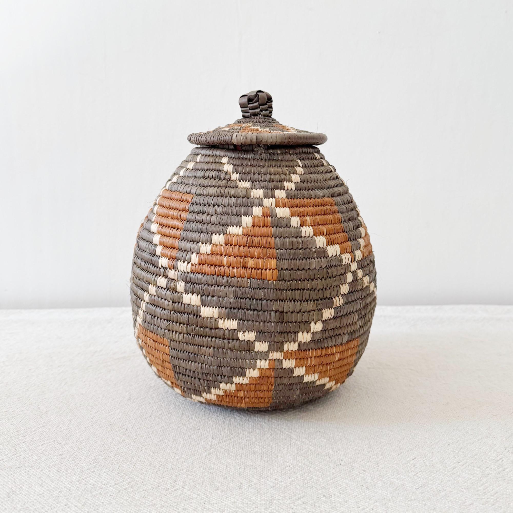 Panier Africain Zoulou Avec Couvercle – Tissé Main En Palmier Ilala – 12 Pouces