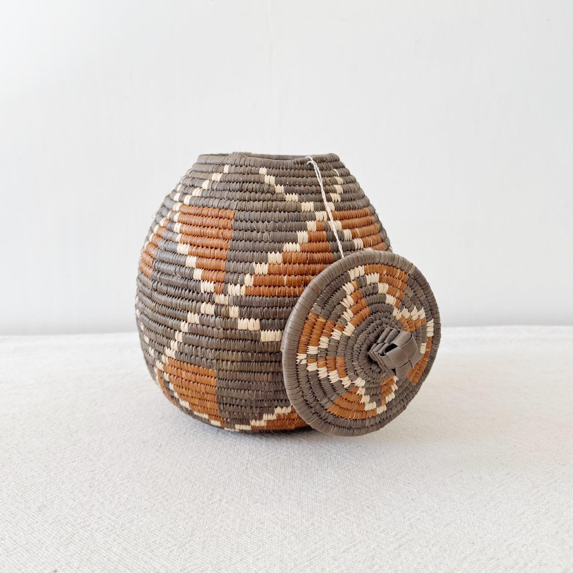 Panier africain ancien en fibres de palmier - France