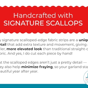 Może przedstawiać: Czerwony baner z falistą krawędzią z napisem "Handcrafted with SIGNATURE SCALLOPS". Poniżej tekst opisuje unikalne paski materiału z falistymi krawędziami dla tekstury i ruchu. Logo Joy Chooser Designs znajduje się w prawym dolnym rogu.