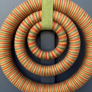 レトロなミッドセンチュリー風の糸のリース、1970年代風の美しいドアハンガー、ヴィンテージ風のファイバーウォールアート、モダンなミニマリスト風の秋の玄関ポーチ装飾