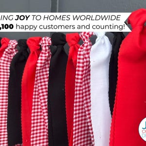 Może przedstawiać: Ozdobna girlanda z naprzemiennymi paskami materiału w kolorze czerwonym, białym, czarnym i czerwono-białej kraty. Widoczny tekst "BRINGING JOY TO HOMES WORLDWIDE" i "Over 2,100 happy customers and counting!"