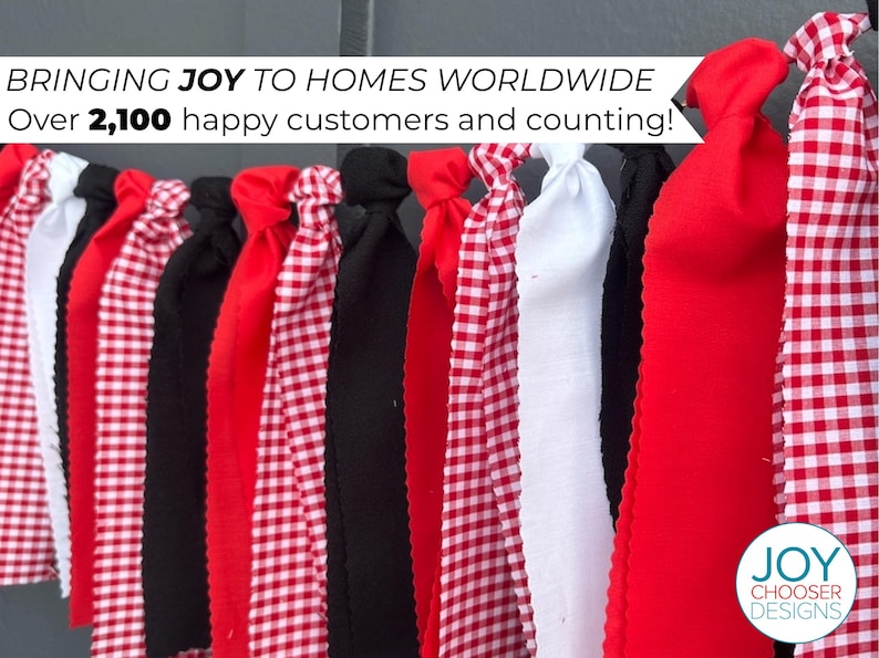 Może przedstawiać: Ozdobna girlanda z naprzemiennymi paskami materiału w kolorze czerwonym, białym, czarnym i czerwono-białej kraty. Widoczny tekst "BRINGING JOY TO HOMES WORLDWIDE" i "Over 2,100 happy customers and counting!"