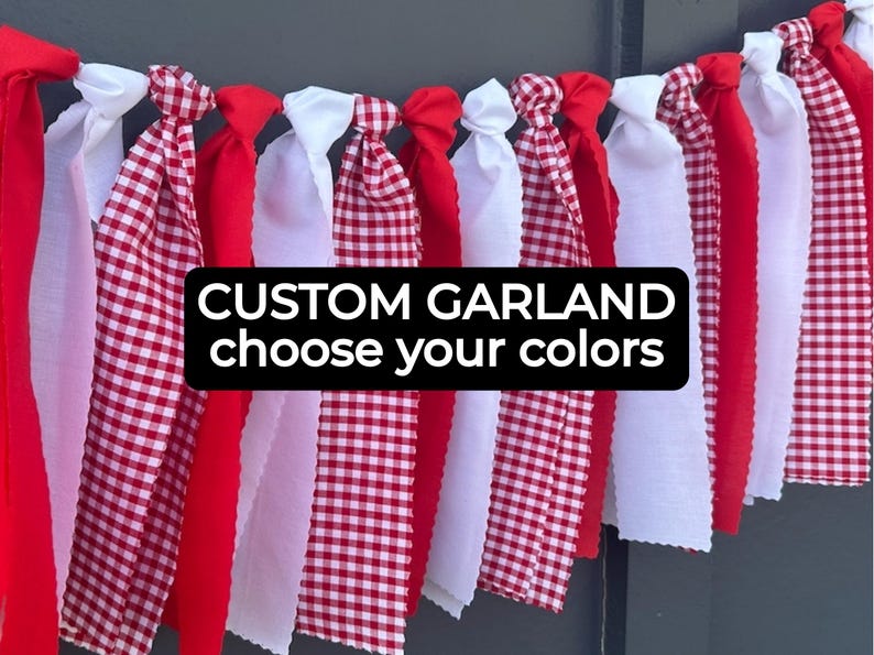 Może przedstawiać: Niestandardowa girlanda z czerwonymi, białymi oraz czerwono-białymi kratowanymi paskami materiału. Tekst "CUSTOM GARLAND choose your colors" jest wyświetlany na czarnym tle. Girlanda wisi na ciemnym tle.