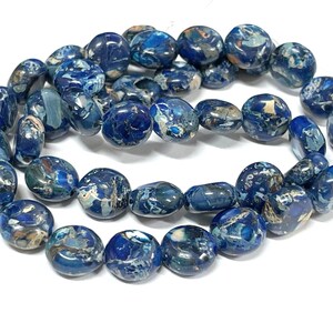 1 rang de perles de pierre de jaspe impériales naturelles 10 mm plates, rondes, bleu, teint en mélange (n°GS2184)