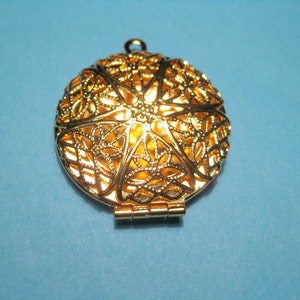 5pcs of Gold Tone Plated Flat Round Brass Filigree Locket Pendants 32x27mm(No. GLT1202)