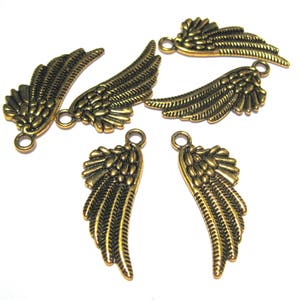 10 Stück antiker vergoldeter Engelsflügel Charms-Anhänger doppelseitig 29 mm (No. GCM1164)