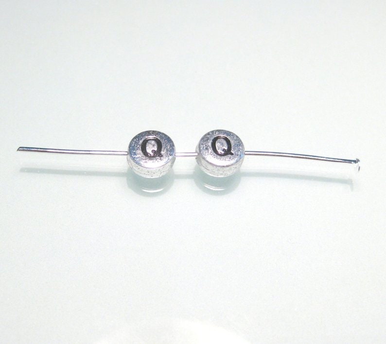 50pcs of Flat Round Alphabet Letter Q Acrylic Spacer Beads Silver Tone