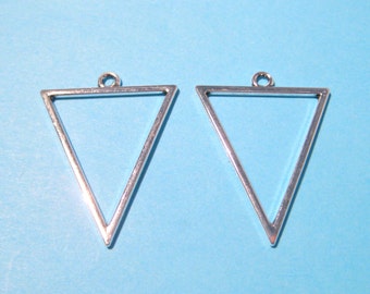 6pcs of Antique Silver Triangle Charms Pendants(No.CM121)