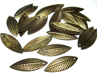 50pcs de pendentifs à breloques en feuille de bronze antique (n ° BZCM433)
