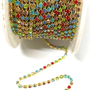 5 stóp mieszanych łańcuszków z mosiądzu platerowanego złotem i kryształkami o średnicy 2 mm (nr 15C)