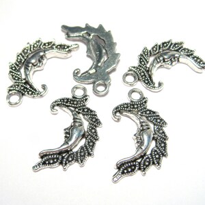 10 breloques en forme de croissant de lune plaqué argent antique, 27 x 11 mm (n° CM032)