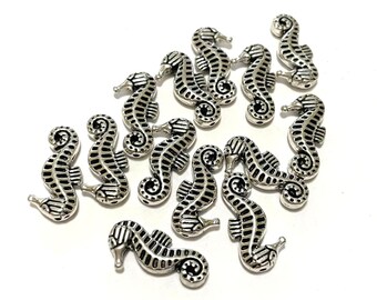 10pcs de pendentifs à breloques 3D hippocampe en argent antique 20mm (No.CM111)