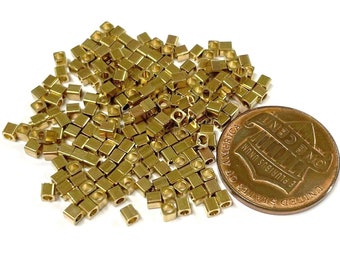 100 piezas de diminutas cuentas espaciadoras de cubo de latón de 2 mm (No. BSP1544)