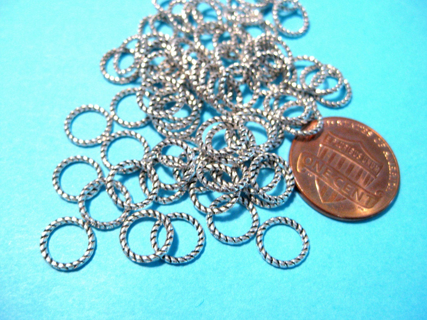 100pcs of Antique Silver Plated Closed Round Twisted Link