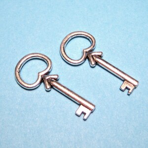 2 pendenti con ciondoli chiave placcati in argento antico (n. CM127)