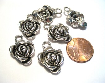 2 pièces de pendentifs à breloques de fleurs de rose en argent antique (No.CM023)