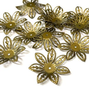 10 Stück große antike Bronze überzogene filigrane Blumen-Perlenkappen (No.BZCP508)