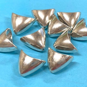 10 tapas de borlas grandes con forma de cono triangular plateado brillante (n.° BCP1790)