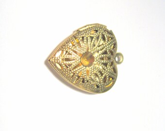 5pcs of Raw Brass Filigree Heart Photo Locket Charm Pendants(No. GLT1201)