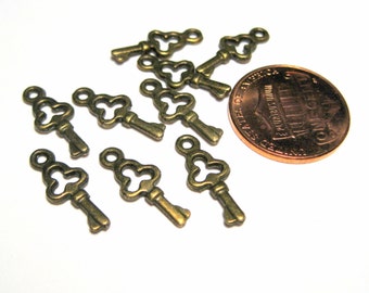 10pcs de petites clés en bronze antique 16x6mm (No. BZCM468)