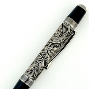 Een unieke draaipen voor speelkaarten! Onder druk gegoten, met de hand gedraaid en gepolijst in onze kleine thuiswinkel! Zwarte Titanium Pen-hardware
