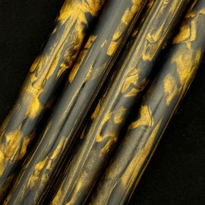Espacios en blanco para bolígrafo Black Briar: resina de alumilita mezclada con oro y pigmentos negros moteados