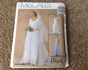 McCall’s 2028  Ladies  Wedding Dress /bridesmaid dress  4-6-8 uncut