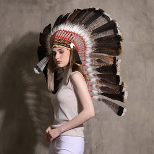 Copricapo indiano piume di media lunghezza marrone tacchino ispirato copricapo piume americane cappello Festival Costume - cappello indiano