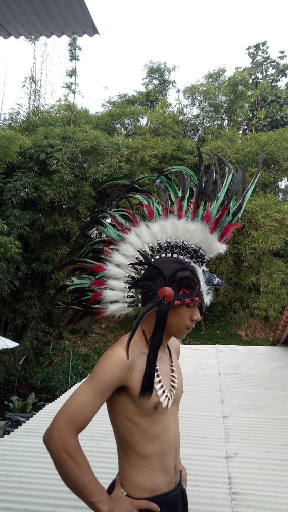 Mohawk nativo rojo, tocado de plumas de traje indio, plumas rojas