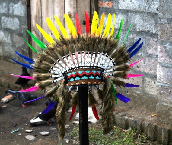 Stile indiano fascia costume fascia arcobaleno cappello di piume