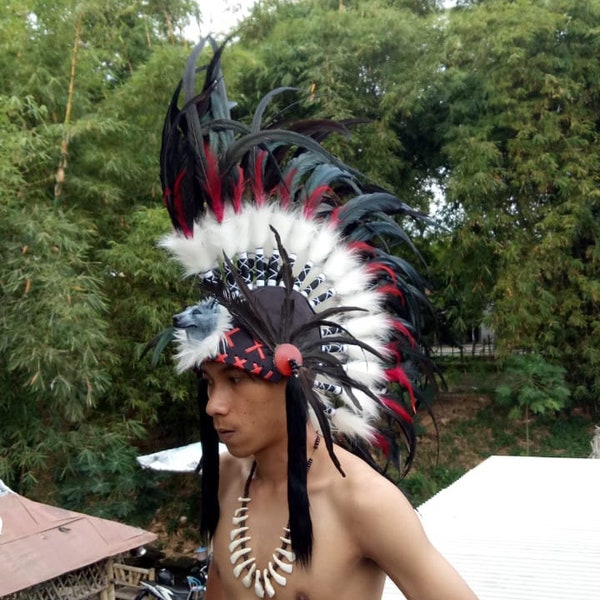 coiffe de plumes noir et rouge, coiffe indienne féminine, coiffe de carnaval de rio, coiffe indienne mohawk, coiffe amérindienne faite à la