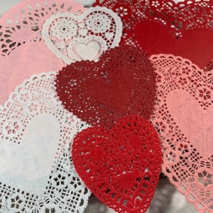 Peut inclure: Assortiment de napperons en papier en forme de c&oelig;ur en rose, rouge et blanc. Les napperons ont un motif de dentelle d&eacute;licat et sont parfaits pour ajouter une touche d'&eacute;l&eacute;gance &agrave; toute occasion.