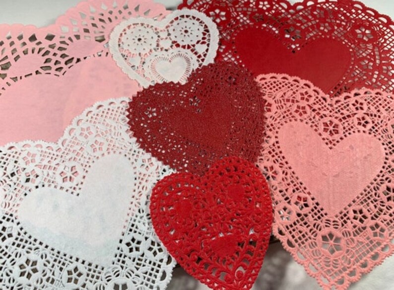 Peut inclure: Assortiment de napperons en papier en forme de c&oelig;ur en rose, rouge et blanc. Les napperons ont un motif de dentelle d&eacute;licat et sont parfaits pour ajouter une touche d'&eacute;l&eacute;gance &agrave; toute occasion.