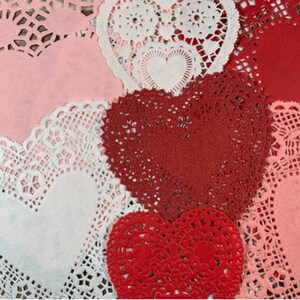 Peut inclure: Assortiment de doilies en papier en forme de c&oelig;ur en rose, blanc et rouge. Les doilies ont un motif de dentelle d&eacute;licat et sont parfaits pour ajouter une touche d'&eacute;l&eacute;gance &agrave; toute occasion.