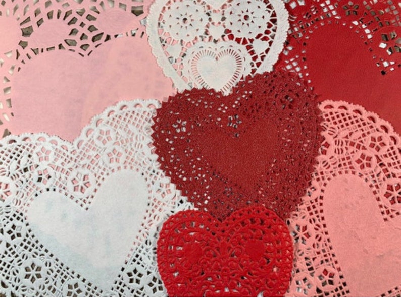 Peut inclure: Assortiment de doilies en papier en forme de c&oelig;ur en rose, blanc et rouge. Les doilies ont un motif de dentelle d&eacute;licat et sont parfaits pour ajouter une touche d'&eacute;l&eacute;gance &agrave; toute occasion.