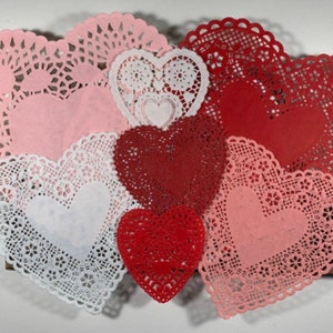 Peut inclure: Assortiment de doilies en papier en forme de c&oelig;ur en rouge, rose et blanc. Les doilies ont un motif de dentelle d&eacute;licat et sont parfaits pour ajouter une touche d'&eacute;l&eacute;gance &agrave; toute occasion.