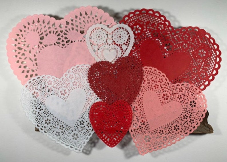 Peut inclure: Assortiment de doilies en papier en forme de c&oelig;ur en rouge, rose et blanc. Les doilies ont un motif de dentelle d&eacute;licat et sont parfaits pour ajouter une touche d'&eacute;l&eacute;gance &agrave; toute occasion.