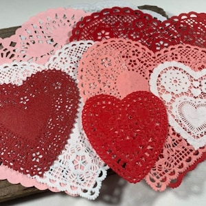 Peut inclure: Assortiment de doilies en papier de forme de c&oelig;ur, en rouge, rose et blanc. Les doilies ont un motif de dentelle d&eacute;licat.