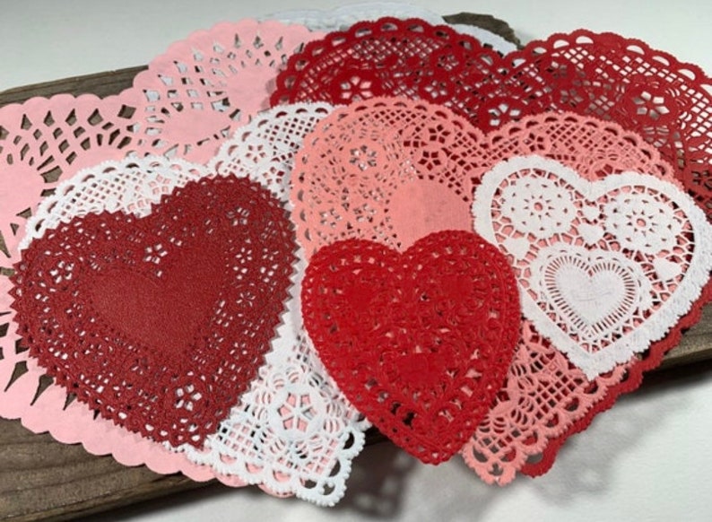 Peut inclure: Assortiment de doilies en papier de forme de c&oelig;ur, en rouge, rose et blanc. Les doilies ont un motif de dentelle d&eacute;licat.