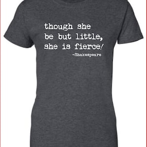Anche se lei essere, ma poco lei è feroce Tee Commes Vogue geek Dope T-Shirt Tee Shirt Ladies Womens geek nerd Shakespeare citazione ML-224