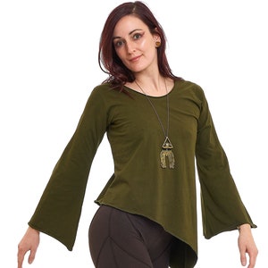 Może przedstawiać: Kobieta w długiej, oliwkowej, asymetrycznej bluzie z rozszerzanymi rękawami. Ma na sobie również czarne legginsy z geometrycznym wzorem.