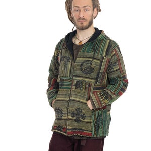 Könnte beinhalten: Eine grüne, braune und rote gemusterte Kapuzenjacke mit Reißverschluss. Die Jacke hat verschiedene geometrische und abstrakte Muster.