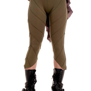 Leggings pixie in cotone biologico color verde militare, ideali per cosplay e rievocazioni storiche.
