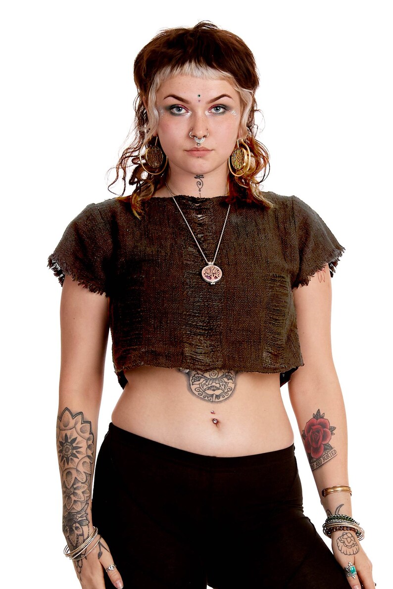 Distressed Cropped Punky Tee in Black