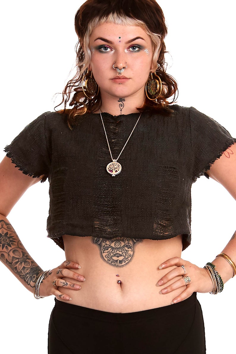 Distressed Cropped Punky Tee in Black