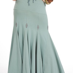 Puede incluir: Falda acampanada verde p&aacute;lido con cintura alta y detalles decorativos estampados. La tela de la falda se drapeada para crear una silueta completa y elegante. Adecuada para bailar o para uso casual, el dise&ntilde;o de la falda es fluido y elegante. La falda es de tela suave.