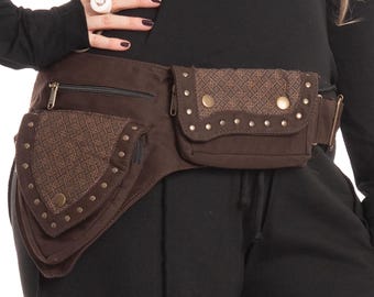 Op de afbeelding: Bruine heuptas met meerdere vakken en een geometrisch patroon. De tas heeft een vak met ritssluiting en is versierd met metalen studs. De riem is verstelbaar.