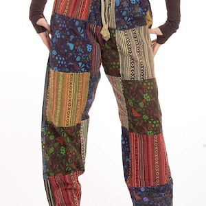 Peut inclure: Pantalon patchwork avec une variété de motifs colorés, y compris des motifs floraux, géométriques et rayés. Le pantalon a une taille à cordon et une coupe ample.