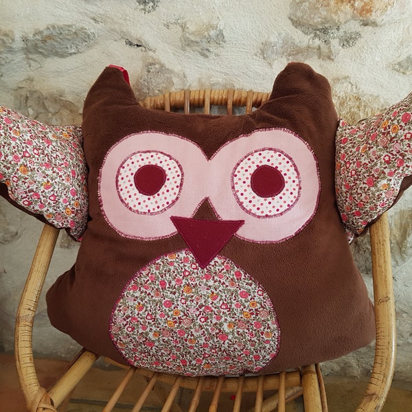 Coussin hibou en tissu Oh So Soft marron et coton fleurs roses