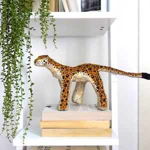 Kleiner Papier Leopard - made to order - Freude Geschenke für Erwachsene - handgefertigte Natur inspirierte skurrile magische Dschungel Wohnaccessoires
